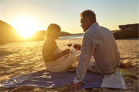 Couple drinking red wine on beach Stock Photo - Premium Royalty-Free, Code: 649-08950600