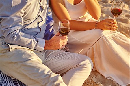 Couple drinking red wine on beach Stock Photo - Premium Royalty-Free, Code: 649-08950602