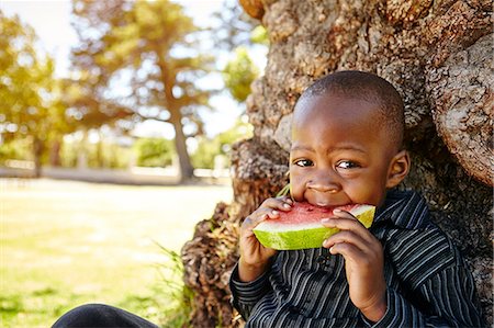 Boy eating watermelon in park Stockbilder - Premium RF Lizenzfrei, Bildnummer: 649-08950611