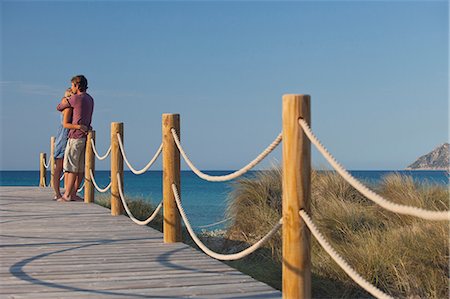 simsearch:649-08125036,k - Couple hugging by sea Photographie de stock - Premium Libres de Droits, Code: 649-08950647