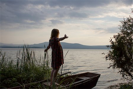 simsearch:649-08633146,k - Woman looking out to sea from boat, Nizny Tagil, Russia Photographie de stock - Premium Libres de Droits, Code: 649-08950654