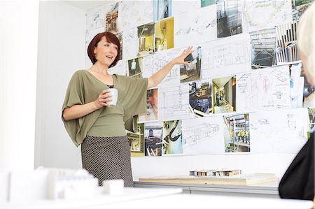 Female architect pointing to mood board in office presentation Photographie de stock - Premium Libres de Droits, Code: 649-08950764