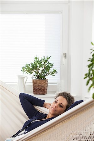 Woman in hammock Photographie de stock - Premium Libres de Droits, Code: 649-08950812