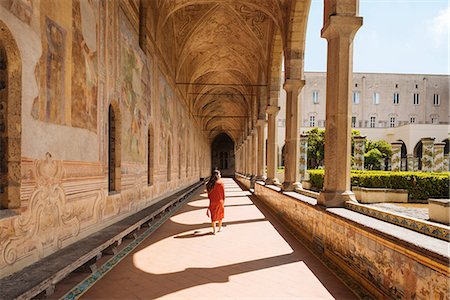 Woman in corridors, Santa Chiara Monastery, Campania, Italy Foto de stock - Sin royalties Premium, Código: 649-08950862