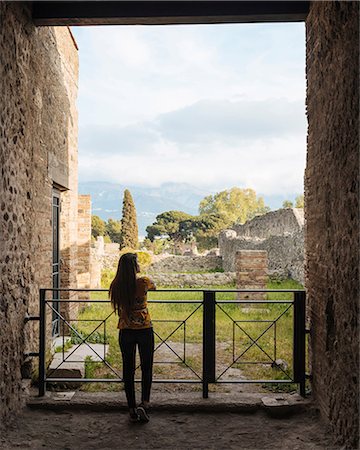 Woman in corridor, Island of Procida, Bay of Naples, Campania, Italy Photographie de stock - Premium Libres de Droits, Code: 649-08950870