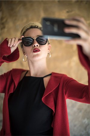 palma - Young woman with dreadlocks, outdoors, taking selfie with smartphone Foto de stock - Sin royalties Premium, Código: 649-08950926