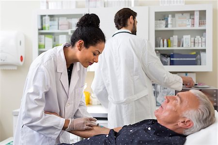 prise de sang - Doctor extracting patient's blood with syringe Photographie de stock - Premium Libres de Droits, Code: 649-08950928