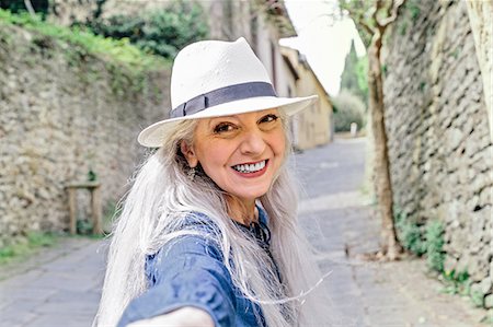 Portrait of stylish mature woman on cobbled street, Fiesole, Tuscany, Italy Fotografie stock - Premium Royalty-Free, Codice: 649-08951134