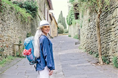 sombrero de jipijapa - Portrait of stylish mature woman on cobbled street, Fiesole, Tuscany, Italy Foto de stock - Sin royalties Premium, Código: 649-08951135