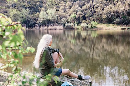 Mature female backpacker looking out from river bank in forest, Scandicci, Tuscany, Italy Photographie de stock - Premium Libres de Droits, Code: 649-08951148