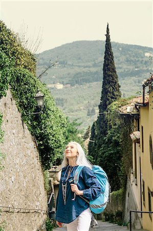 simsearch:649-08969130,k - Mature woman looking up from cobbled street, Fiesole, Tuscany, Italy Stockbilder - Premium RF Lizenzfrei, Bildnummer: 649-08951141