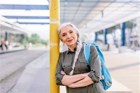 simsearch:614-08946703,k - Portrait of mature female backpacker in bus station, Scandicci, Tuscany, Italy Photographie de stock - Premium Libres de Droits, Code: 649-08951154