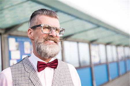 Portrait of stylish senior man with eyeglasses and handlebar moustache  on pier Foto de stock - Sin royalties Premium, Código: 649-08951159