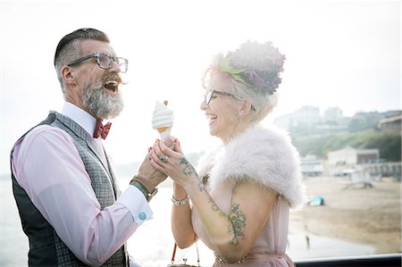 1950's vintage style couple with ice cream cone, laughing on pier Foto de stock - Sin royalties Premium, Código: 649-08951164