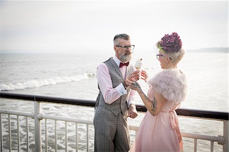 1950's vintage style couple sharing ice cream cone on pier Foto de stock - Sin royalties Premium, Código: 649-08951165