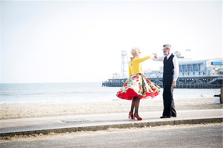 simsearch:649-07520163,k - 1950's vintage style couple holding hands and dancing on beach Stock Photo - Premium Royalty-Free, Code: 649-08951169