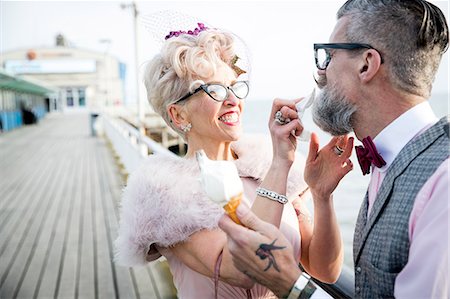 1950's vintage style mature woman wiping boyfriend's beard on pier Stockbilder - Premium RF Lizenzfrei, Bildnummer: 649-08951162