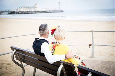 simsearch:649-08951163,k - Rear view of 1950's vintage style couple looking out from beach bench Stockbilder - Premium RF Lizenzfrei, Bildnummer: 649-08951178