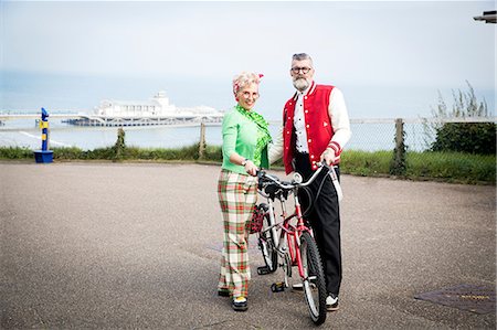 quirky woman - Portrait of 1950's vintage style couple with tandem bicycle at coast Foto de stock - Sin royalties Premium, Código: 649-08951182