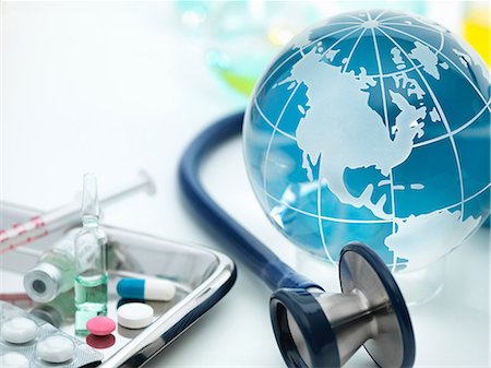 simsearch:649-07118718,k - Globe showing the Americas with acoustic stethoscope and surgical tray with medicines Stock Photo - Premium Royalty-Free, Code: 649-08968919