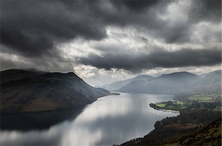 Storm clouds over Ullswater lake, seen from Gowbarrow Fell, The Lake District, UK Photographie de stock - Premium Libres de Droits, Code: 649-08968935