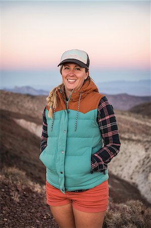 simsearch:649-08968962,k - Portrait of mid adult woman in Death Valley National Park, California, USA Photographie de stock - Premium Libres de Droits, Code: 649-08968954