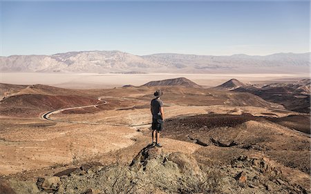 desolate - Man on rock looking out over Death Valley National Park, California, USA Photographie de stock - Premium Libres de Droits, Code: 649-08968965