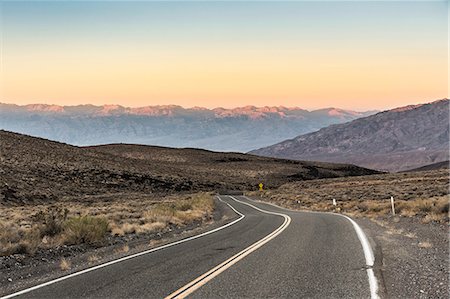 simsearch:649-08968953,k - Winding road in Death Valley National Park, California, USA Photographie de stock - Premium Libres de Droits, Code: 649-08968970