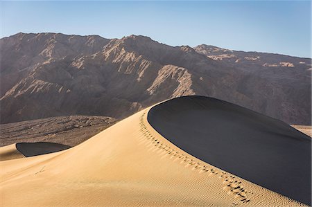 simsearch:632-06029640,k - Footprints on Mesquite Flat Sand Dunes in Death Valley National Park, California, USA Photographie de stock - Premium Libres de Droits, Code: 649-08968985