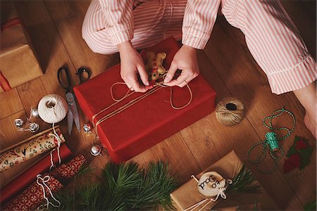 Woman wrapping christmas gift with twine Stock Photo - Premium Royalty-Free, Code: 649-08969030