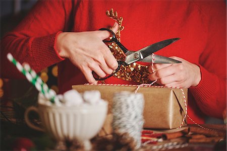 simsearch:649-08969034,k - Woman wrapping christmas gift Foto de stock - Sin royalties Premium, Código: 649-08969046