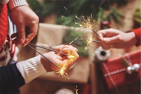 Couple holding indoor sparklers Foto de stock - Sin royalties Premium, Código: 649-08969048