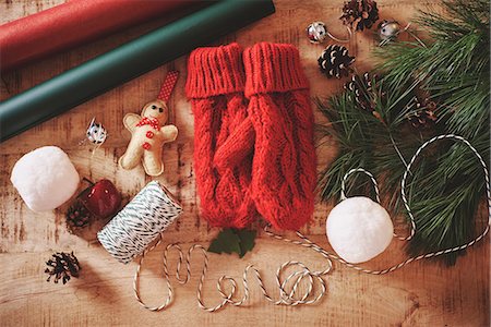 simsearch:649-08969050,k - Overhead view of christmas decorations and mittens Stock Photo - Premium Royalty-Free, Code: 649-08969054