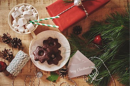 Overhead view of christmas decorations, hot chocolate and cookies Foto de stock - Sin royalties Premium, Código: 649-08969055