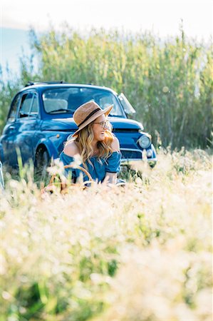 simsearch:649-08969027,k - Young woman sitting in tall grass by vintage car, Firenze, Toscana, Italy, Europe Foto de stock - Sin royalties Premium, Código: 649-08969205