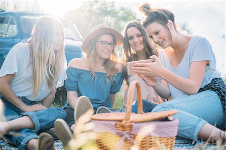 simsearch:649-08969232,k - Friends having picnic looking at smartphone smiling, Firenze, Toscana, Italy, Europe Stockbilder - Premium RF Lizenzfrei, Bildnummer: 649-08969211