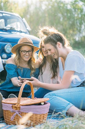 simsearch:649-09111243,k - Friends having picnic looking at smartphone smiling, Firenze, Toscana, Italy, Europe Photographie de stock - Premium Libres de Droits, Code: 649-08969212