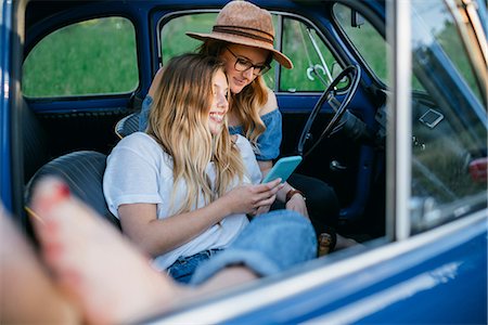 simsearch:649-07280758,k - Friends sitting in car using digital tablet, Firenze, Toscana, Italy, Europe Foto de stock - Sin royalties Premium, Código: 649-08969234