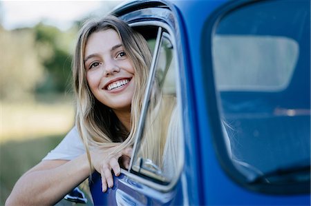 simsearch:649-08969232,k - Woman looking out of car window smiling, Firenze, Toscana, Italy, Europe Stockbilder - Premium RF Lizenzfrei, Bildnummer: 649-08969230