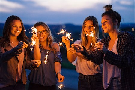 simsearch:614-09038795,k - Friends playing with sparklers Fotografie stock - Premium Royalty-Free, Codice: 649-08969265