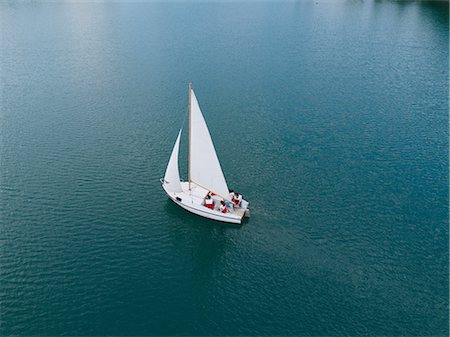 Group of people on sailing boat on lake Photographie de stock - Premium Libres de Droits, Code: 649-08969289