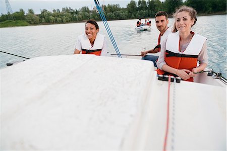 simsearch:649-07648399,k - Three friends on sailing boat, on lake Foto de stock - Sin royalties Premium, Código: 649-08969294