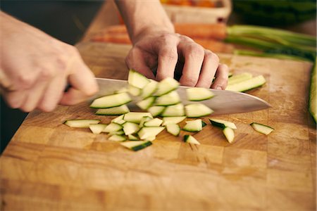 simsearch:614-09057167,k - Cropped view of chef chopping vegetables Fotografie stock - Premium Royalty-Free, Codice: 649-08969442