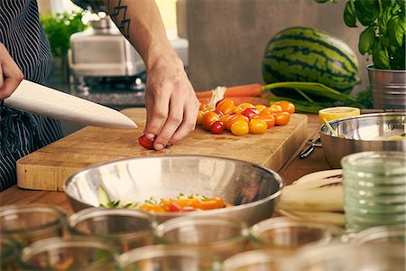 simsearch:614-09057167,k - Cropped view of chef chopping vegetables Fotografie stock - Premium Royalty-Free, Codice: 649-08969443