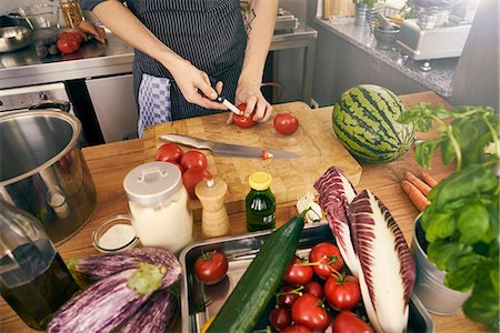 simsearch:649-08766085,k - Cropped view of chef chopping tomatoes Photographie de stock - Premium Libres de Droits, Code: 649-08969450