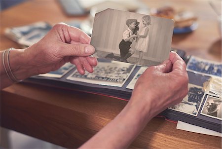 Hands of senior woman holding old photograph of boy and girl Photographie de stock - Premium Libres de Droits, Code: 649-08969518