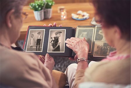 simsearch:614-03684774,k - Over shoulder view of two senior women looking at old photograph album Foto de stock - Sin royalties Premium, Código: 649-08969528