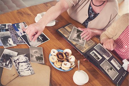 simsearch:649-08328526,k - Overhead view of two senior women looking at old photographs at table Stockbilder - Premium RF Lizenzfrei, Bildnummer: 649-08969520