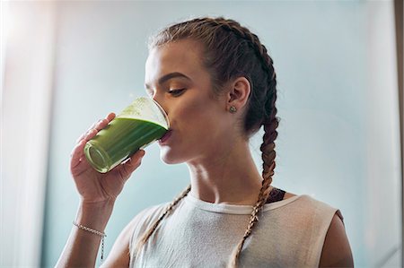 simsearch:649-08422903,k - Young woman drinking vegetable smoothie in kitchen Foto de stock - Sin royalties Premium, Código: 649-08969595