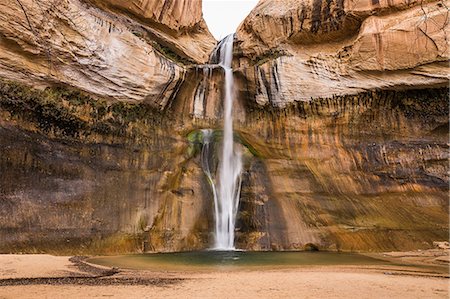 Waterfall through rock formation, Escalante, Utah, USA Foto de stock - Royalty Free Premium, Número: 649-08969680